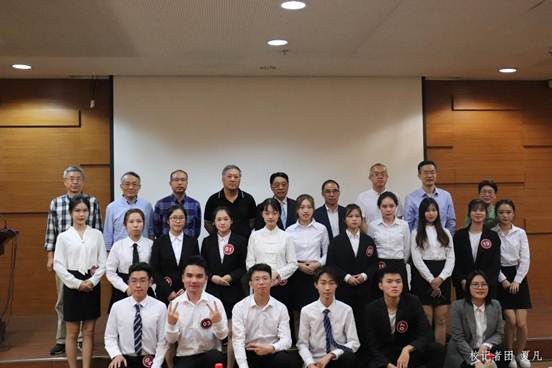 (评审嘉宾与选手合照)