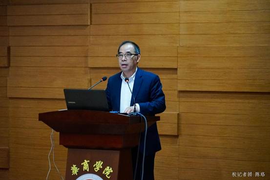 郭银华执行校长宣读获奖名单