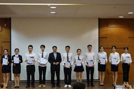 陈校长与获奖选手合照