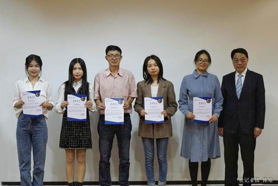 (陈校长与优秀指导教师代表合照)