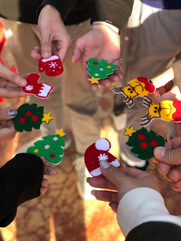 (港澳学生在七彩澳游互动照片)