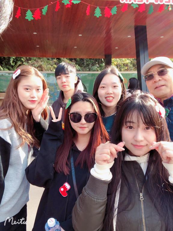 (港澳台办主任和同学们的郊游互动)